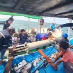 Petugas melakukan perbaikan gangguan kabel laut pada segmen Tanjung Pasir-Pulau Untung Jawa, Kepulauan Seribu Selatan, untuk menjaga pasokan listrik kepada masyarakat. Sumber foto: Antara
