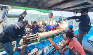 Petugas melakukan perbaikan gangguan kabel laut pada segmen Tanjung Pasir-Pulau Untung Jawa, Kepulauan Seribu Selatan, untuk menjaga pasokan listrik kepada masyarakat. Sumber foto: Antara Petugas melakukan perbaikan gangguan kabel laut pada segmen Tanjung Pasir-Pulau Untung Jawa, Kepulauan Seribu Selatan, untuk menjaga pasokan listrik kepada masyarakat. Sumber foto: Antara