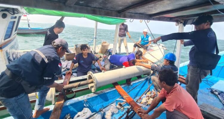 Petugas melakukan perbaikan gangguan kabel laut pada segmen Tanjung Pasir-Pulau Untung Jawa, Kepulauan Seribu Selatan, untuk menjaga pasokan listrik kepada masyarakat. Sumber foto: Antara