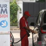 Ilustrasi - Petugas melayani pengisian bahan bakar minyak (BBM) subsidi jenis Pertalite di SPBU kawasan Menteng, Jakarta, Rabu (7/10/2026). Sumber foto: Antara