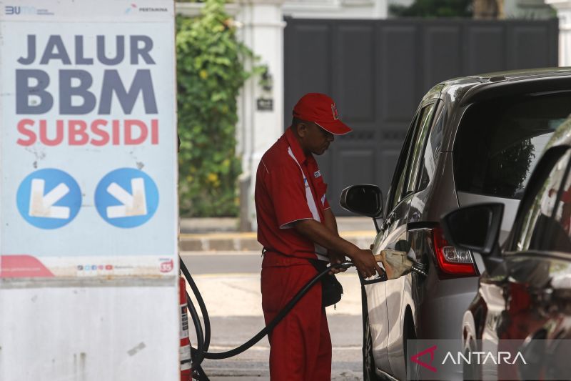 Ilustrasi - Petugas melayani pengisian bahan bakar minyak (BBM) subsidi jenis Pertalite di SPBU kawasan Menteng, Jakarta, Rabu (7/10/2026). Sumber foto: Antara