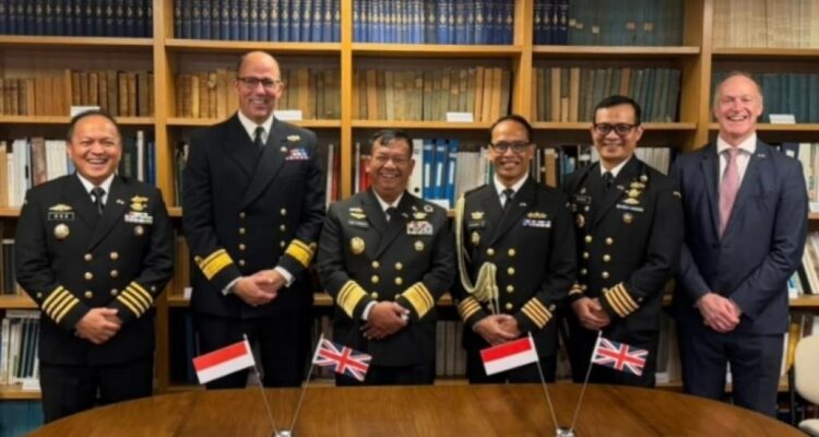 Komandan Pusat Hidro-Oseanografi TNI Angkatan Laut Laksamana Madya TNI Dr. Budi Purwanto, S.T., M.M., bersama Kepala United Kingdom Hydrographic Office (UKHO), Rear Admiral Angus Essenhigh OBE. menandatangani perjanjian kerja sama (Cooperation Arrangement) bilateral di bidang hidrografi yang dilaksanakan di Monaco, Senin (12/10/2026). Sumber foto: Dispenal