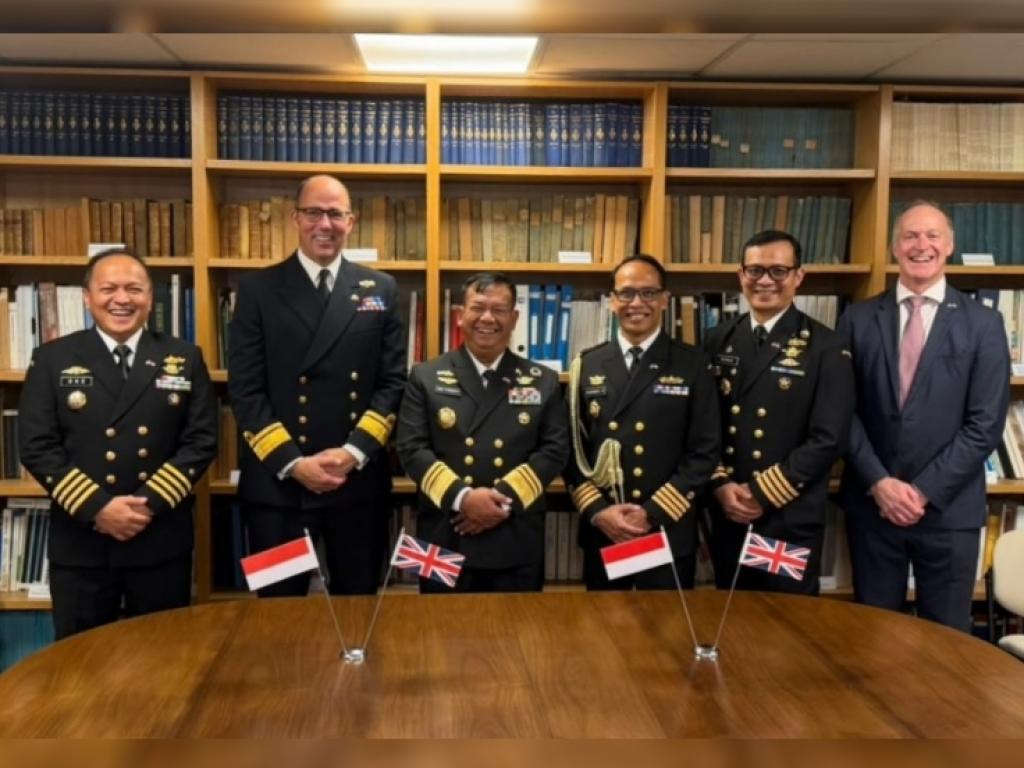 Komandan Pusat Hidro-Oseanografi TNI Angkatan Laut Laksamana Madya TNI Dr. Budi Purwanto, S.T., M.M., bersama Kepala United Kingdom Hydrographic Office (UKHO), Rear Admiral Angus Essenhigh OBE. menandatangani perjanjian kerja sama (Cooperation Arrangement) bilateral di bidang hidrografi yang dilaksanakan di Monaco, Senin (12/10/2026). Sumber foto: Dispenal