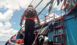 Ilustrasi - Anak buah kapal jatuh ke laut. Sumber foto: Antara