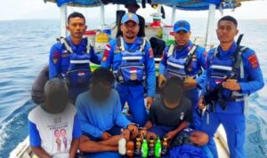 Tiga pelaku pengobaman ikan saat ditangkap di Flores Timur. Sumber foto: Antara Tiga pelaku pengobaman ikan saat ditangkap di Flores Timur. Sumber foto: Antara