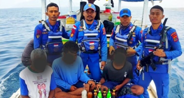 Tiga pelaku pengobaman ikan saat ditangkap di Flores Timur. Sumber foto: Antara
