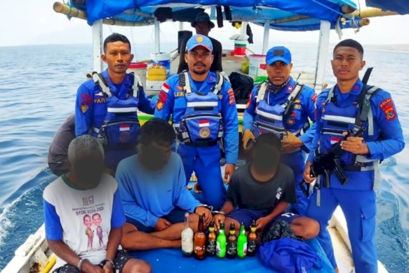 Tiga pelaku pengobaman ikan saat ditangkap di Flores Timur. Sumber foto: Antara