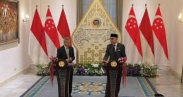 Menteri Luar Negeri (Menlu) RI Arrmanatha Nasir (kanan) dalam pernyataan pers bersama Menlu Singapura Vivian Balakrishnan di Kementerian Luar Negeri RI Jakarta pada Selasa (27/10/2026). Sumber foto: Antara