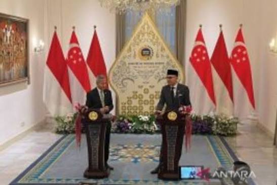 Menteri Luar Negeri (Menlu) RI Arrmanatha Nasir (kanan) dalam pernyataan pers bersama Menlu Singapura Vivian Balakrishnan di Kementerian Luar Negeri RI Jakarta pada Selasa (27/10/2026). Sumber foto: Antara Menteri Luar Negeri (Menlu) RI Arrmanatha Nasir (kanan) dalam pernyataan pers bersama Menlu Singapura Vivian Balakrishnan di Kementerian Luar Negeri RI Jakarta pada Selasa (27/10/2026). Sumber foto: Antara
