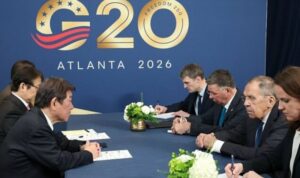 Menteri Luar Negeri Jepang Toshimitsu Motegi (kiri) dan Menteri Luar Negeri Rusia Sergey Lavrov (dua kanan) saat melakukan pertemuan bilateral di sela-sela Pertemuan Menteri Luar Negeri G20 di Atlanta, Georgia, Amerika Serikat, Jumat (30/10/2026). Sumber foto: Antara Menteri Luar Negeri Jepang Toshimitsu Motegi (kiri) dan Menteri Luar Negeri Rusia Sergey Lavrov (dua kanan) saat melakukan pertemuan bilateral di sela-sela Pertemuan Menteri Luar Negeri G20 di Atlanta, Georgia, Amerika Serikat, Jumat (30/10/2026). Sumber foto: Antara