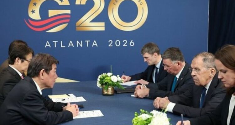 Menteri Luar Negeri Jepang Toshimitsu Motegi (kiri) dan Menteri Luar Negeri Rusia Sergey Lavrov (dua kanan) saat melakukan pertemuan bilateral di sela-sela Pertemuan Menteri Luar Negeri G20 di Atlanta, Georgia, Amerika Serikat, Jumat (30/10/2026). Sumber foto: Antara