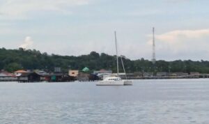 Kapal layar (yacht) luar negeri berlabuh di perairan Kampung Bugis, Kota Tanjungpinang, Provinsi Kepri, Kamis (29/10/2026). Sumber foto: Antara