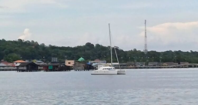 Kapal layar (yacht) luar negeri berlabuh di perairan Kampung Bugis, Kota Tanjungpinang, Provinsi Kepri, Kamis (29/10/2026). Sumber foto: Antara