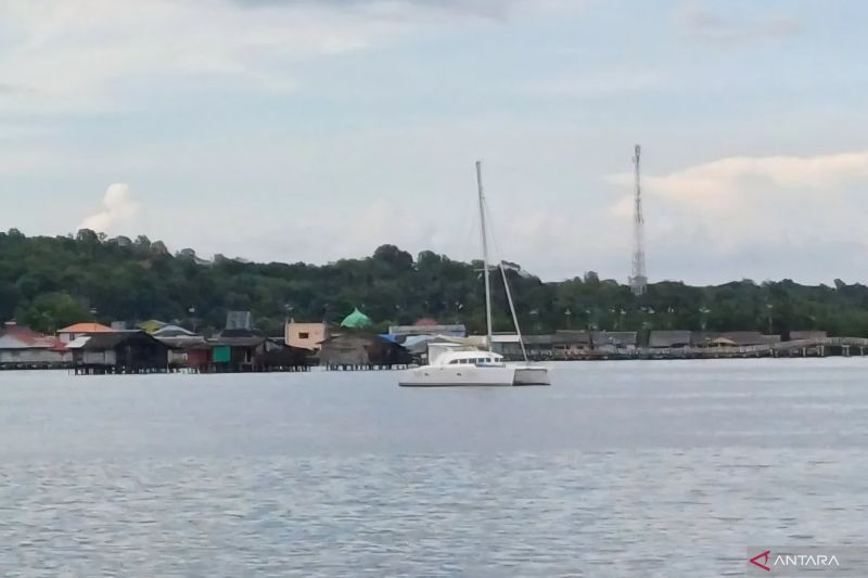 Kapal layar (yacht) luar negeri berlabuh di perairan Kampung Bugis, Kota Tanjungpinang, Provinsi Kepri, Kamis (29/10/2026). Sumber foto: Antara Kapal layar (yacht) luar negeri berlabuh di perairan Kampung Bugis, Kota Tanjungpinang, Provinsi Kepri, Kamis (29/10/2026). Sumber foto: Antara
