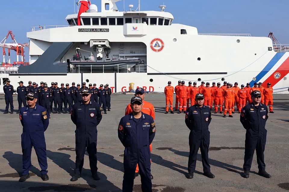 Kapal penjaga pantai Filipina sedang dilepas untuk mengikuti latihan di Bitung, Sulawesi Utara. Sumber foto: indomaritim.com/PCG