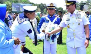 Kepala Staf TNI AL, Laksamana TNI Muhammad Ali menyalami Kopral Kepala (Kopka) TTU Supriyadi Wijaya. Sumber foto: Dispenal