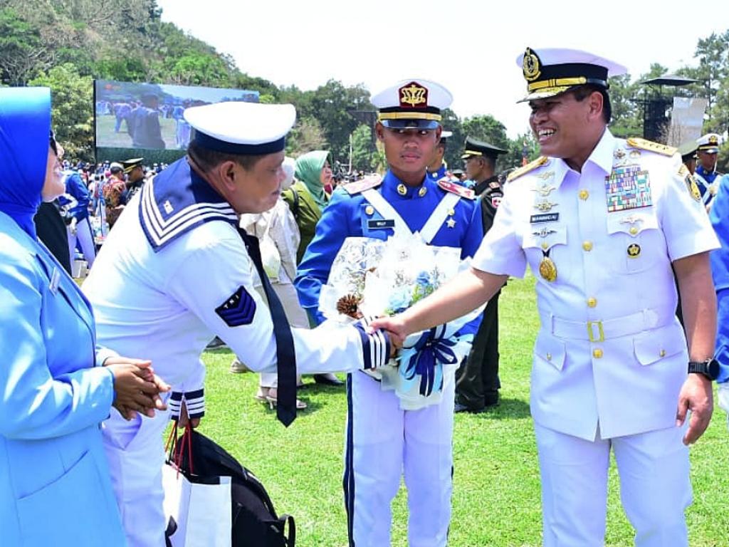 Kepala Staf TNI AL, Laksamana TNI Muhammad Ali menyalami Kopral Kepala (Kopka) TTU Supriyadi Wijaya. Sumber foto: Dispenal