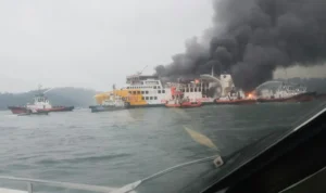 KMP Batumandi terbakar di Perairan Pulau Merak Besar. Sumber foto: Basarnas KMP Batumandi terbakar di Perairan Pulau Merak Besar. Sumber foto: Basarnas