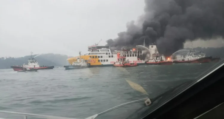 KMP Batumandi terbakar di Perairan Pulau Merak Besar. Sumber foto: Basarnas