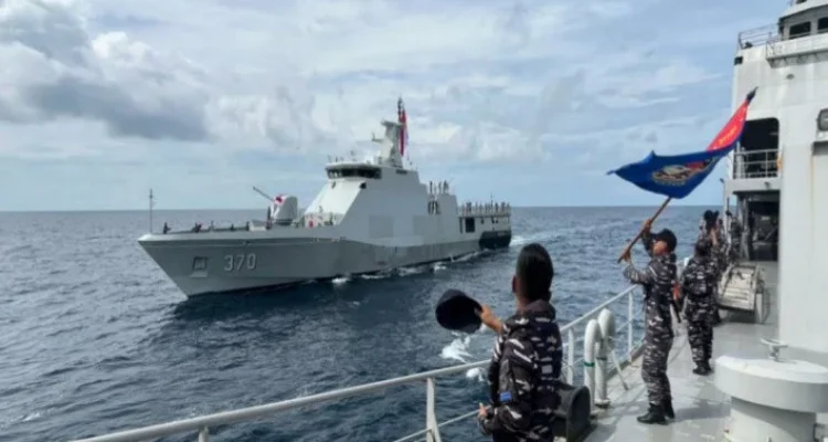 KRI Bung Hatta-370 melaksanakan pencarian korban tabrakan tanker di perairan utara Tuban. Sumber foto: Dinas Penerangan TNI AL