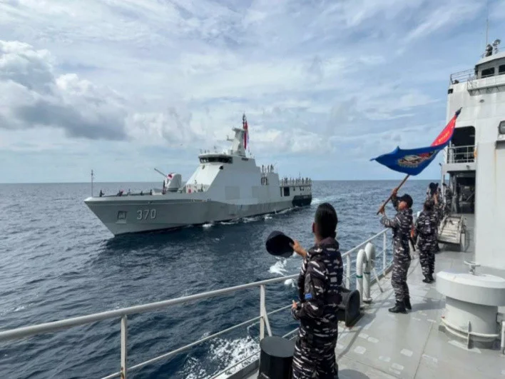 KRI Bung Hatta-370 melaksanakan pencarian korban tabrakan tanker di perairan utara Tuban. Sumber foto: Dinas Penerangan TNI AL