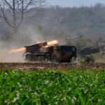 Prajurit Korps Marinir TNI Angkatan Laut bersama Australian Defence Force (ADF) menggelar latihan puncak penembakan amunisi tajam. Sumber foto: Dispenal
