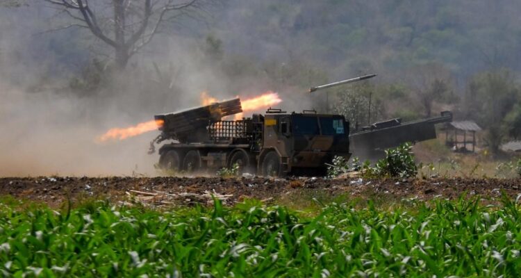 Prajurit Korps Marinir TNI Angkatan Laut bersama Australian Defence Force (ADF) menggelar latihan puncak penembakan amunisi tajam. Sumber foto: Dispenal