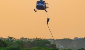 Latihan fast rope. Sumber foto: Puspenerbal Latihan fast rope. Sumber foto: Puspenerbal