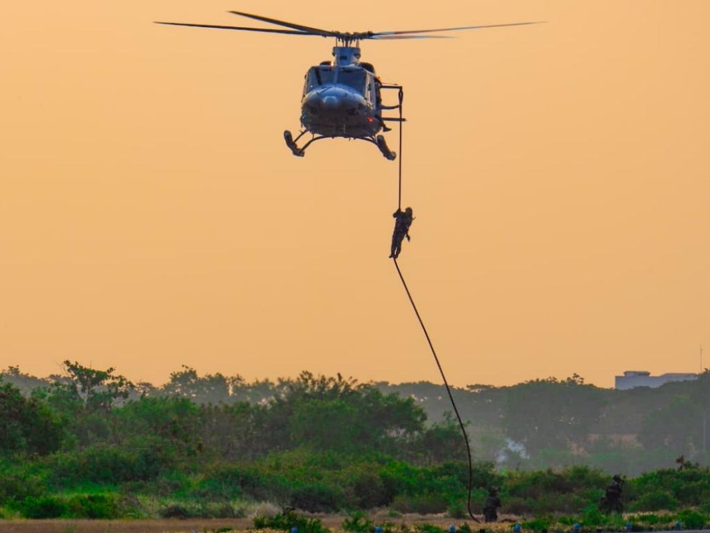 Latihan fast rope. Sumber foto: Puspenerbal