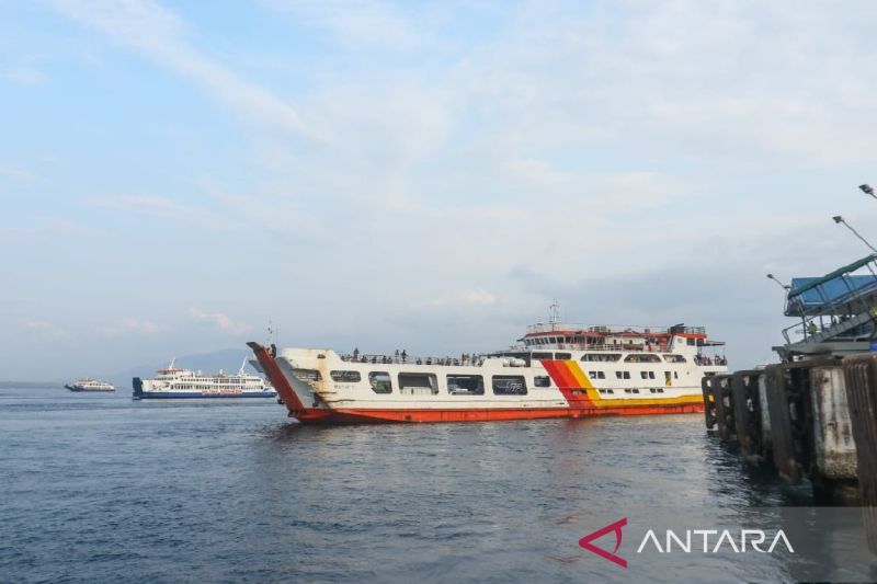 Aktivitas kapal feri di penyeberangan Ketapang (Banyuwangi)-Gilimanuk (Bali). Sumber foto: Antara Aktivitas kapal feri di penyeberangan Ketapang (Banyuwangi)-Gilimanuk (Bali). Sumber foto: Antara