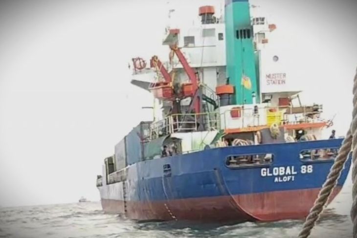 The Indonesian Navy is securing the cargo ship MV Global 88 in waters off Balikpapan after intercepting it off Majene, West Sulawesi. Photo Source: Antara News Agency The Indonesian Navy is securing the cargo ship MV Global 88 in waters off Balikpapan after intercepting it off Majene, West Sulawesi. Photo Source: Antara News Agency