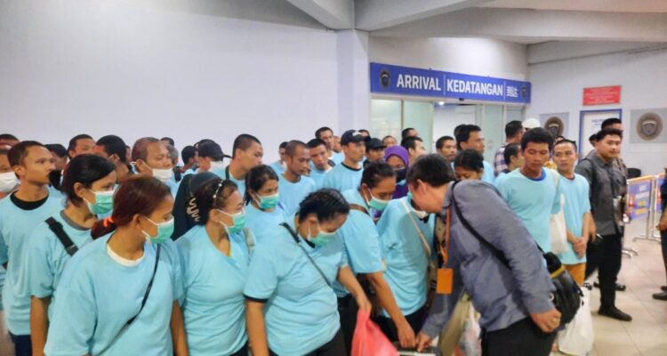 Ilustrasi - Sebanyak 52 PMI deportasi asal Malaysia tiba di Pelabuhan International Ferry Batam Centre, Kota Batam, Kepulauan Riau, Kamis (10/4/2025). Sumber foto: Antara