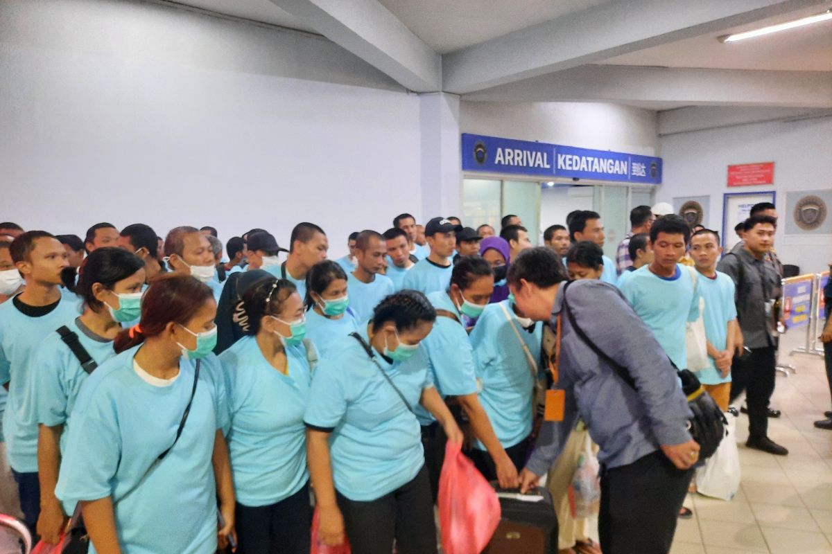 Ilustrasi - Sebanyak 52 PMI deportasi asal Malaysia tiba di Pelabuhan International Ferry Batam Centre, Kota Batam, Kepulauan Riau, Kamis (10/4/2025). Sumber foto: Antara Ilustrasi - Sebanyak 52 PMI deportasi asal Malaysia tiba di Pelabuhan International Ferry Batam Centre, Kota Batam, Kepulauan Riau, Kamis (10/4/2025). Sumber foto: Antara