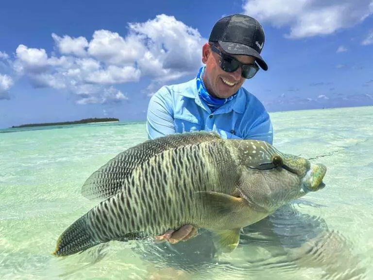 Ilustrasi - Seorang pemancing dengan ikan tangkapannya di Kepulauan Lucipara. Sumber foto: Adrees Expeditons