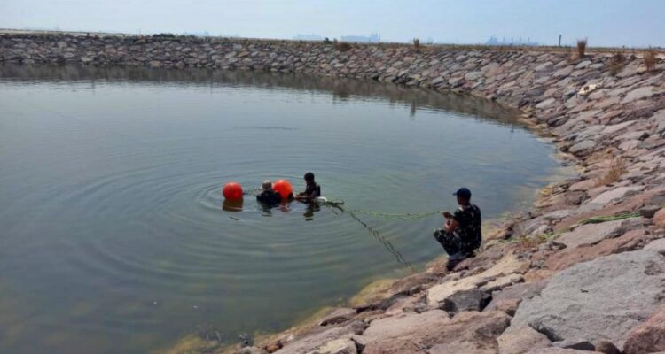 Personil Satuan Kapal Ranjau Koarmada II melaksanakan kegiatan Netralisasi Logam Berbahaya di wilayah Manyar, Jawa Timur, 23 September hingga 3 Oktober 2026. Sumber foto: Dinas Penerangan TNI AL