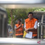 Tersangka kasus dugaan korupsi pengadaan iklan Bank BJB Widi Hartoto (kanan) tiba untuk menjalani pemeriksaan di Gedung Merah Putih KPK, Jakarta, Jumat (11/9/2026). Sumber foto: Antara