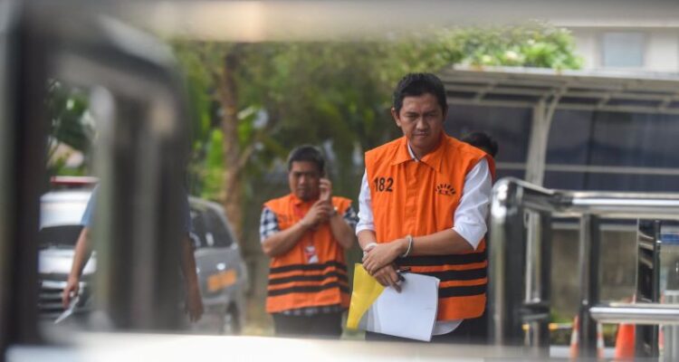 Tersangka kasus dugaan korupsi pengadaan iklan Bank BJB Widi Hartoto (kanan) tiba untuk menjalani pemeriksaan di Gedung Merah Putih KPK, Jakarta, Jumat (11/9/2026). Sumber foto: Antara