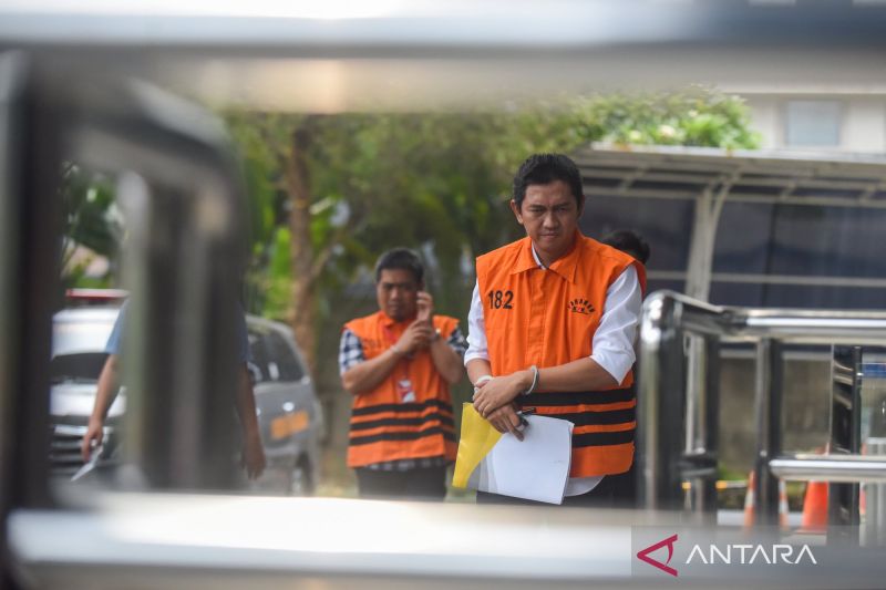 Tersangka kasus dugaan korupsi pengadaan iklan Bank BJB Widi Hartoto (kanan) tiba untuk menjalani pemeriksaan di Gedung Merah Putih KPK, Jakarta, Jumat (11/9/2026). Sumber foto: Antara