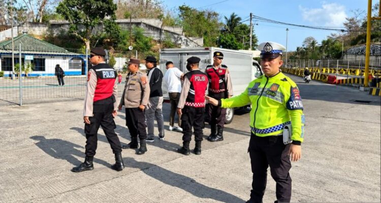 Personel Satgas Operasi Mandalika Rinjani melakukan pengamanan jelang gelaran MotoGP di kawasan Pelabuhan Lembar, Lombok Barat, NTB, Rabu (7/10/2026). Sumber foto: Antara