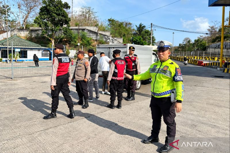 Personel Satgas Operasi Mandalika Rinjani melakukan pengamanan jelang gelaran MotoGP di kawasan Pelabuhan Lembar, Lombok Barat, NTB, Rabu (7/10/2026). Sumber foto: Antara Personel Satgas Operasi Mandalika Rinjani melakukan pengamanan jelang gelaran MotoGP di kawasan Pelabuhan Lembar, Lombok Barat, NTB, Rabu (7/10/2026). Sumber foto: Antara