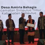 Kepala Desa Ameria Bahagia Muhardi Adnil didampingi Bupati Simeulue Muhammad Nasrun Mikaris (kanan) menerima pengarahan KPK RI di Banda Aceh, Rabu (21/10/2026). Sumber foto: Antara