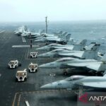 Jet-jet tempur F/A-18F disiagakan di atas kapal induk milik Amerika Serikat, USS Abraham Lincoln, di Teluk Oman dekat Selat Hormuz, Senin (15/7/2019). Sumber foto: Antara