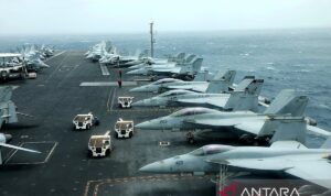 Jet-jet tempur F/A-18F disiagakan di atas kapal induk milik Amerika Serikat, USS Abraham Lincoln, di Teluk Oman dekat Selat Hormuz, Senin (15/7/2019). Sumber foto: Antara