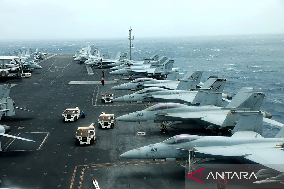 Jet-jet tempur F/A-18F disiagakan di atas kapal induk milik Amerika Serikat, USS Abraham Lincoln, di Teluk Oman dekat Selat Hormuz, Senin (15/7/2019). Sumber foto: Antara