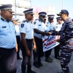 Komandan Satgas Gabungan Terpadu Port Visit 2026 mendapat ucapan selamat berlayar dari jajaran Royal Solomon Islands Police Force di Point Cruz Wharf, Honiara, Kamis (22/10/2026). Sumber foto: Dispenal