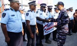 Komandan Satgas Gabungan Terpadu Port Visit 2026 mendapat ucapan selamat berlayar dari jajaran Royal Solomon Islands Police Force di Point Cruz Wharf, Honiara, Kamis (22/10/2026). Sumber foto: Dispenal