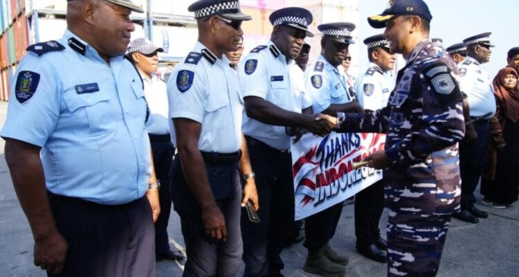Komandan Satgas Gabungan Terpadu Port Visit 2026 mendapat ucapan selamat berlayar dari jajaran Royal Solomon Islands Police Force di Point Cruz Wharf, Honiara, Kamis (22/10/2026). Sumber foto: Dispenal