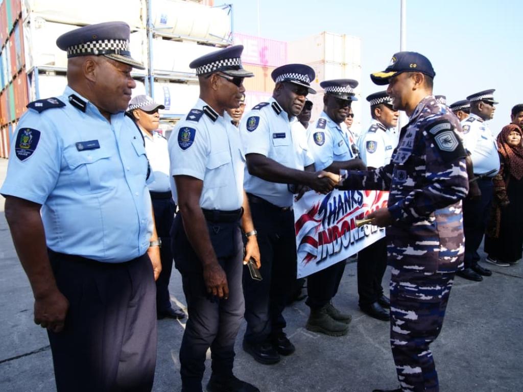 Komandan Satgas Gabungan Terpadu Port Visit 2026 mendapat ucapan selamat berlayar dari jajaran Royal Solomon Islands Police Force di Point Cruz Wharf, Honiara, Kamis (22/10/2026). Sumber foto: Dispenal