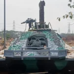 Tank Hantu Kali Cilincing yang dibuat tim kreatif Unit Penanganan Sampah (UPS) Badan Air Kecamatan Cilincing untuk Festival Cinta Lingkungan di Danau Sunter pada Minggu (18/10/2026). Sumber foto: Antara