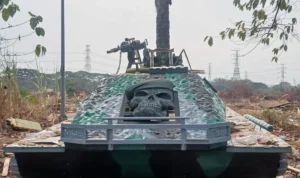 Tank Hantu Kali Cilincing yang dibuat tim kreatif Unit Penanganan Sampah (UPS) Badan Air Kecamatan Cilincing untuk Festival Cinta Lingkungan di Danau Sunter pada Minggu (18/10/2026). Sumber foto: Antara